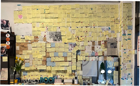 포스트잇으로 덮인 벽면
